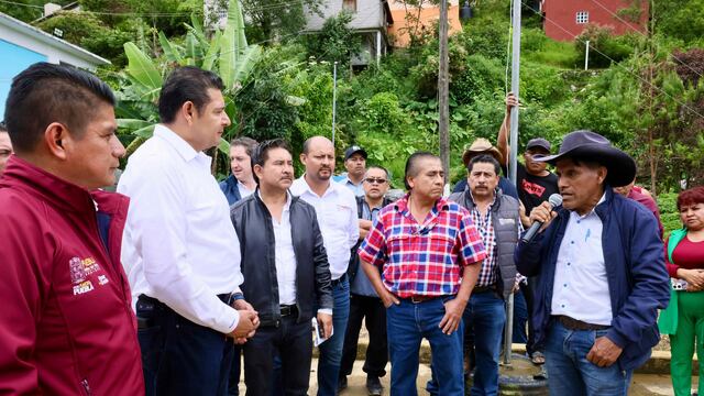 Alejandro Armenta da respuesta al derrumbe en carretera Eloxochitlán