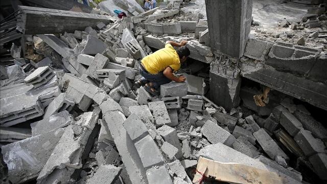 Las víctimas por el conflicto armado entre Israel y la Franja de Gaza superan los 800 muertos, en la fotografía se aprecian las ruinas de algunas casas (EFE)