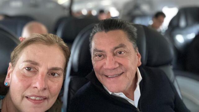 Óscar Cantón Zetina tuvo una divertida plática con Beatriz Gutiérrez en un vuelo a Tabasco