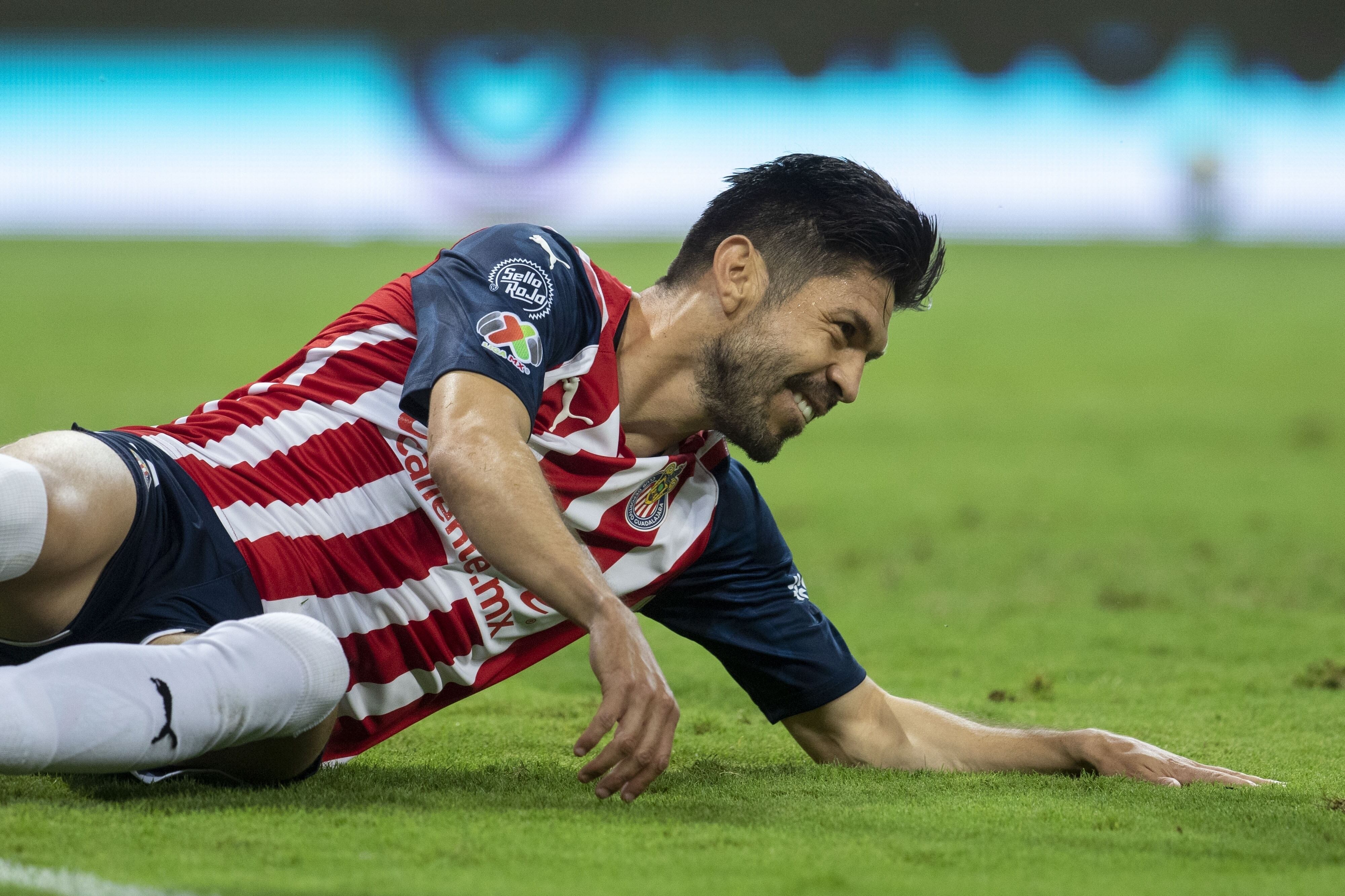 Oribe Peralta en un partido con Chivas