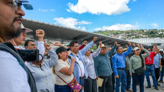 Integrantes de la Coordinadora Nacional de Trabajadores de la Educación (CNTE), bloquean paso a aficionados de Colombia y Uzbekistán