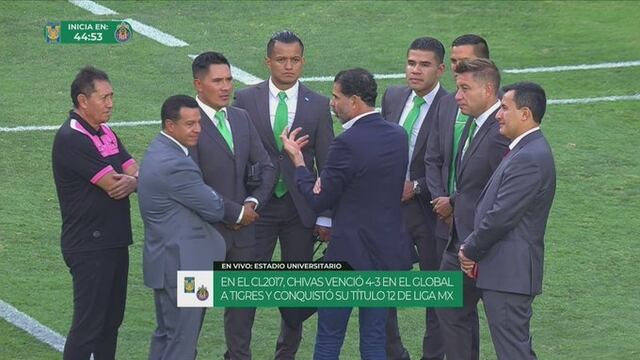 Fernando Hierro con los árbitros de la final