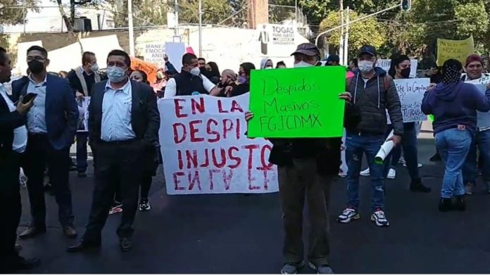 Protesta de los orientadores jurídicos despedidos de la Fiscalía de CDMX