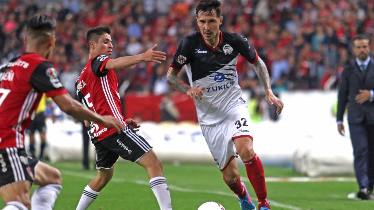 Fabbro conduce el balón.