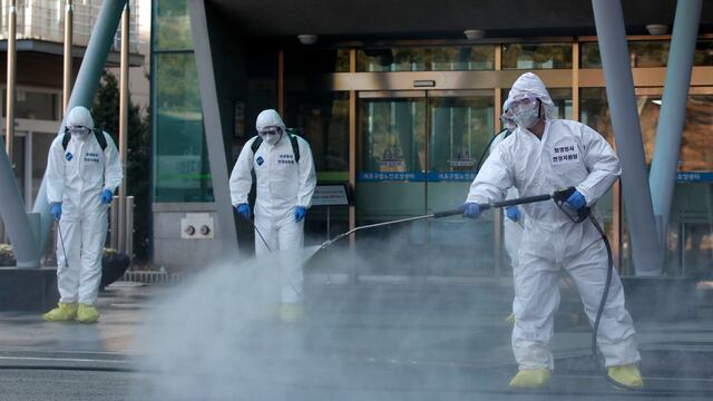 Soldados rocían desinfectante en calles de Corea del Sur.