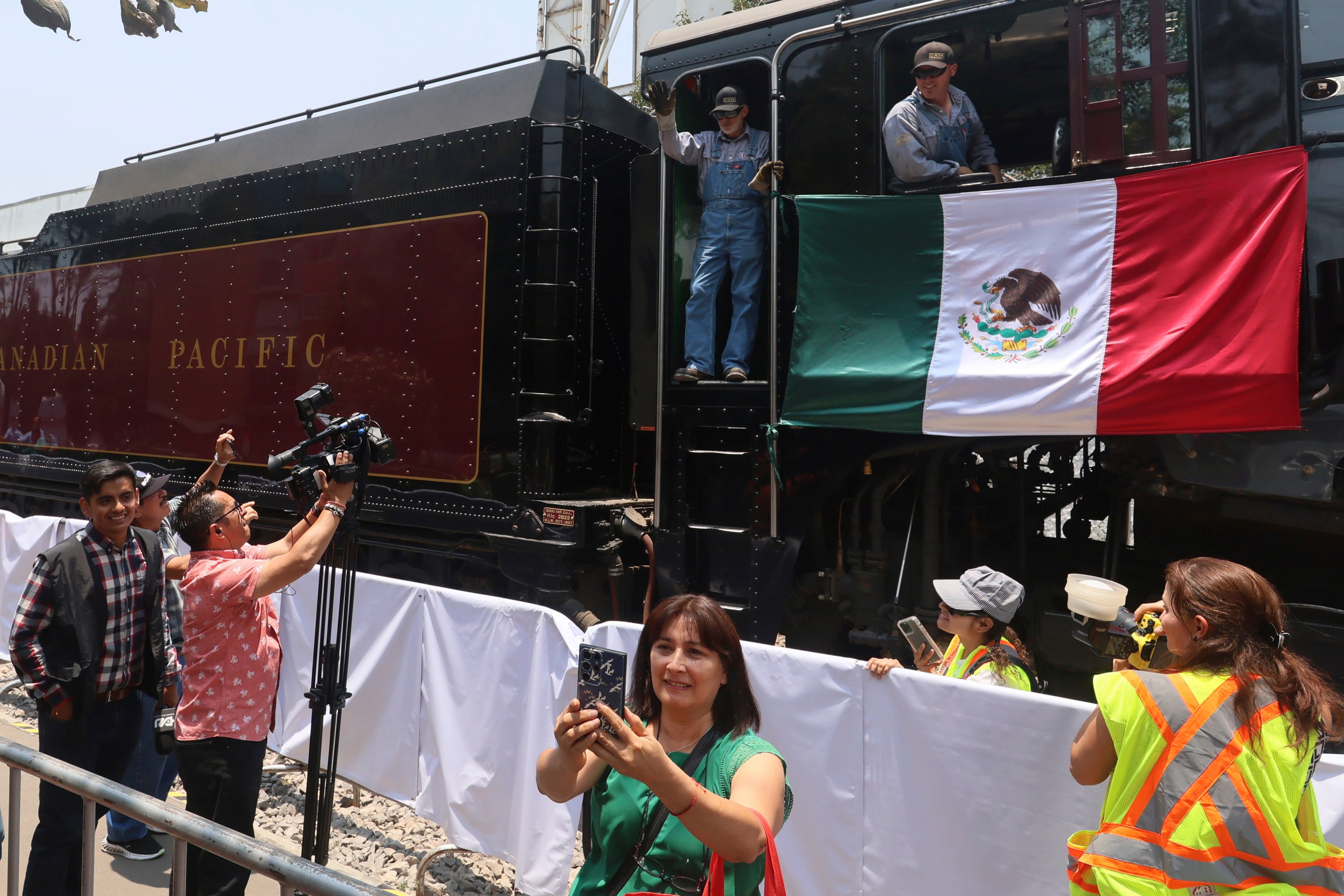 Mujer se toma foto del recuerdo con La Emperatriz en CDMX