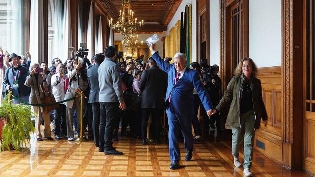 Andrés Manuel López Obrador, expresidente de México, y su esposa Beatriz Gutiérrez Müller, de despiden tras atender a medios