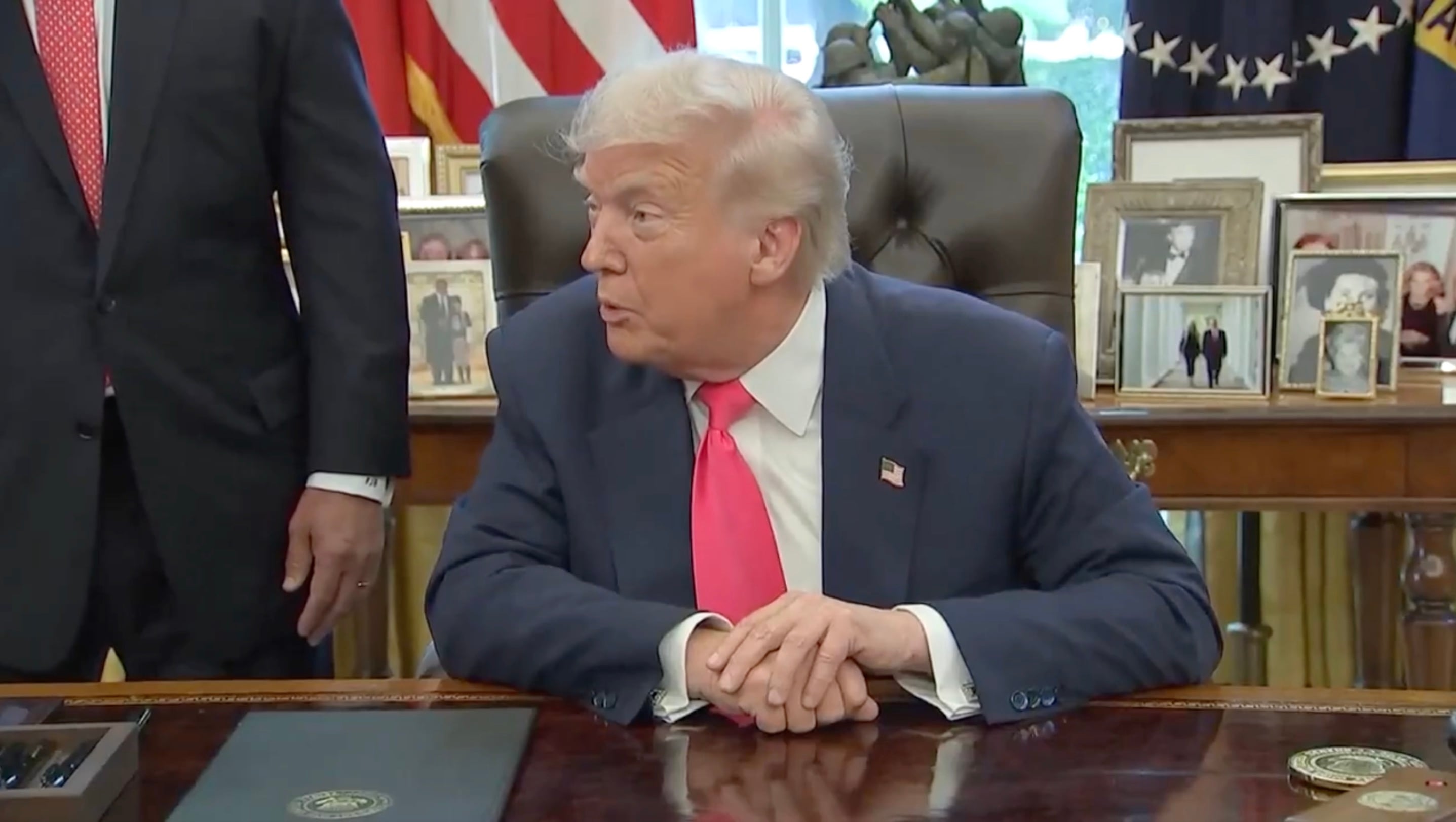 Donald Trump dice que México y Canadá hacen lo que Estados Unidos les ordene