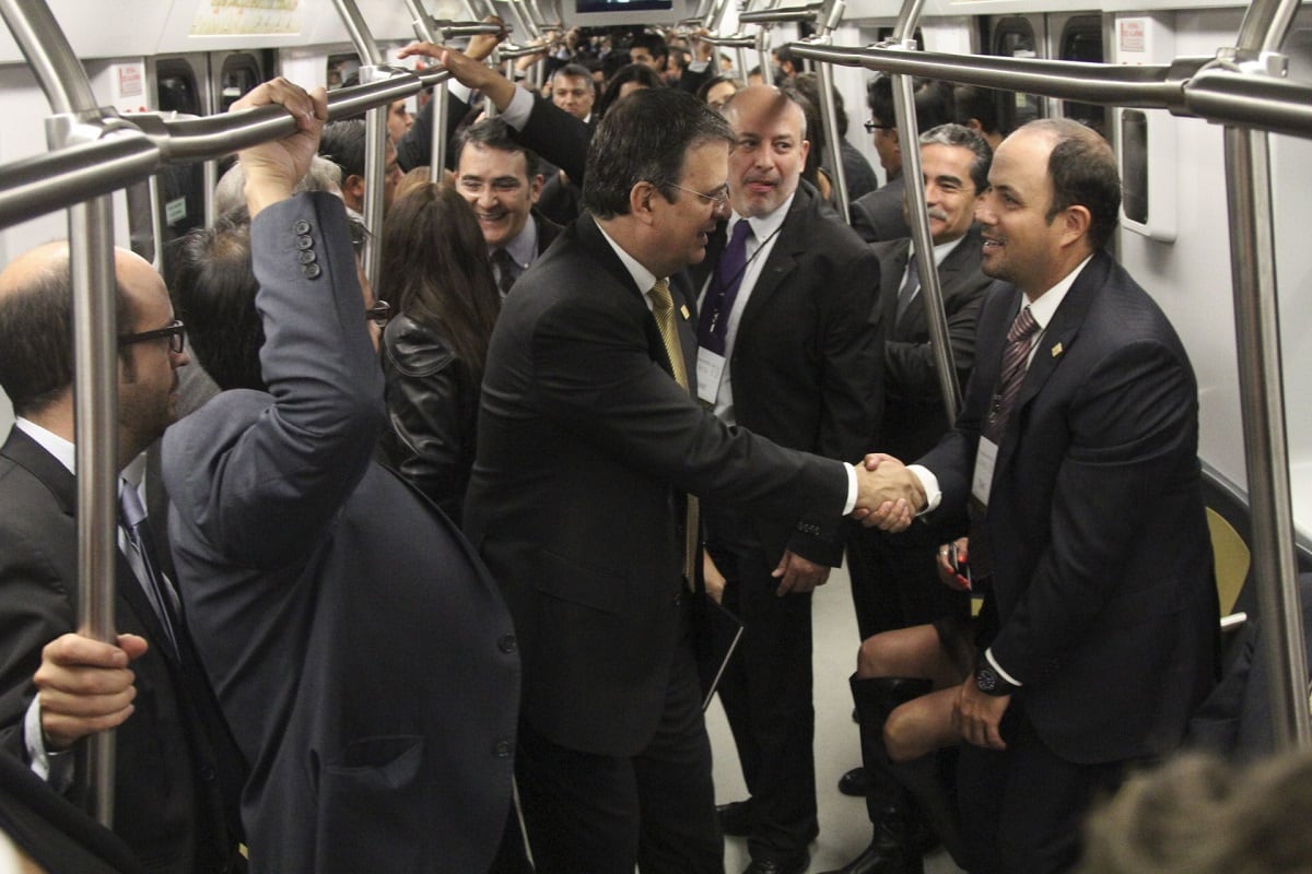 Marcelo Ebrard viaja en Línea 12 durante su inauguración