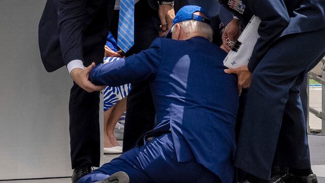 Joe Biden sufrió una nueva caída