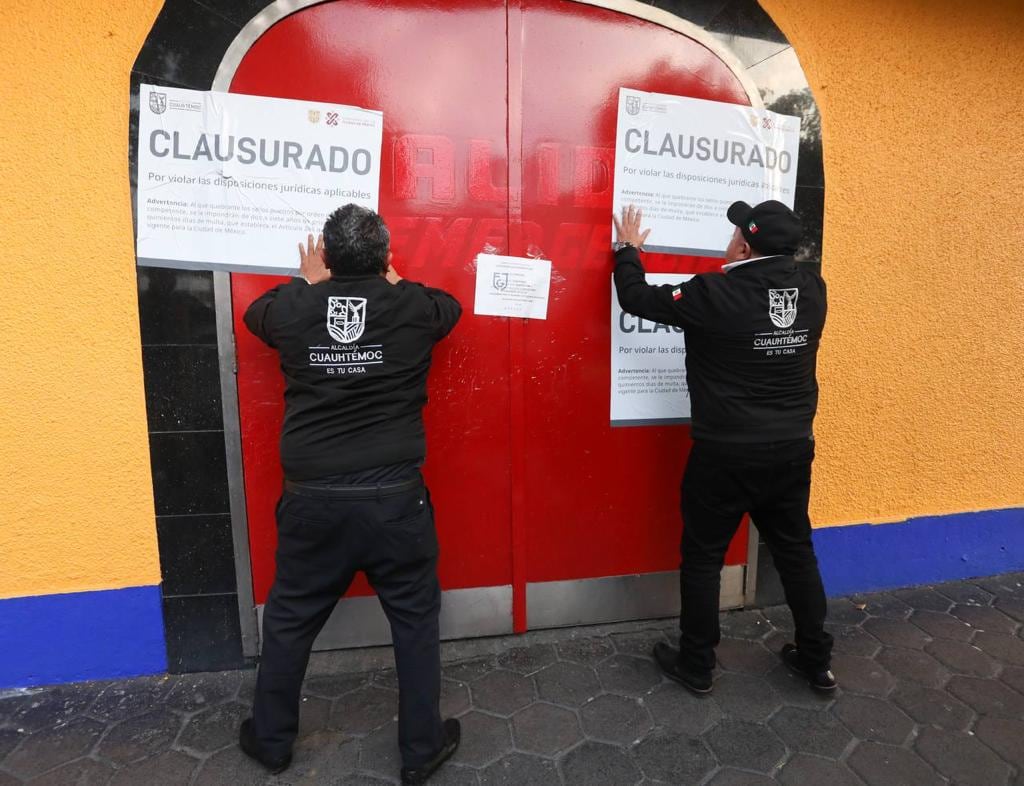 Autoridades capitalinas colocan sellos de clausura en la entrada de La Polar