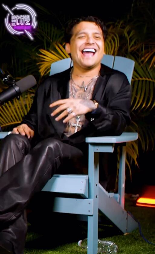 Christian Nodal da entrevista, pero sus dientes acaparan la atención.
