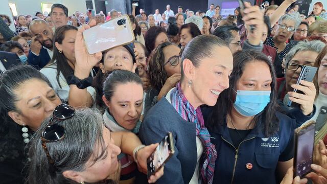 Claudia Sheinbaum visita fila para pensión Mujeres Bienestar