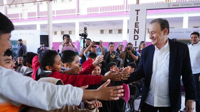 Alfonso Durazo inicia la entrega de uniformes gratuitos