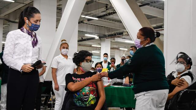 Inicia vacunación de maestros en la CDMX