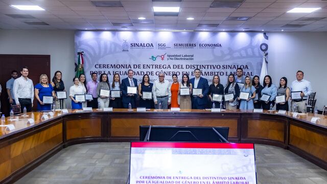 Rubén Rocha entrega distintivo a 27 empresas de Sinaloa