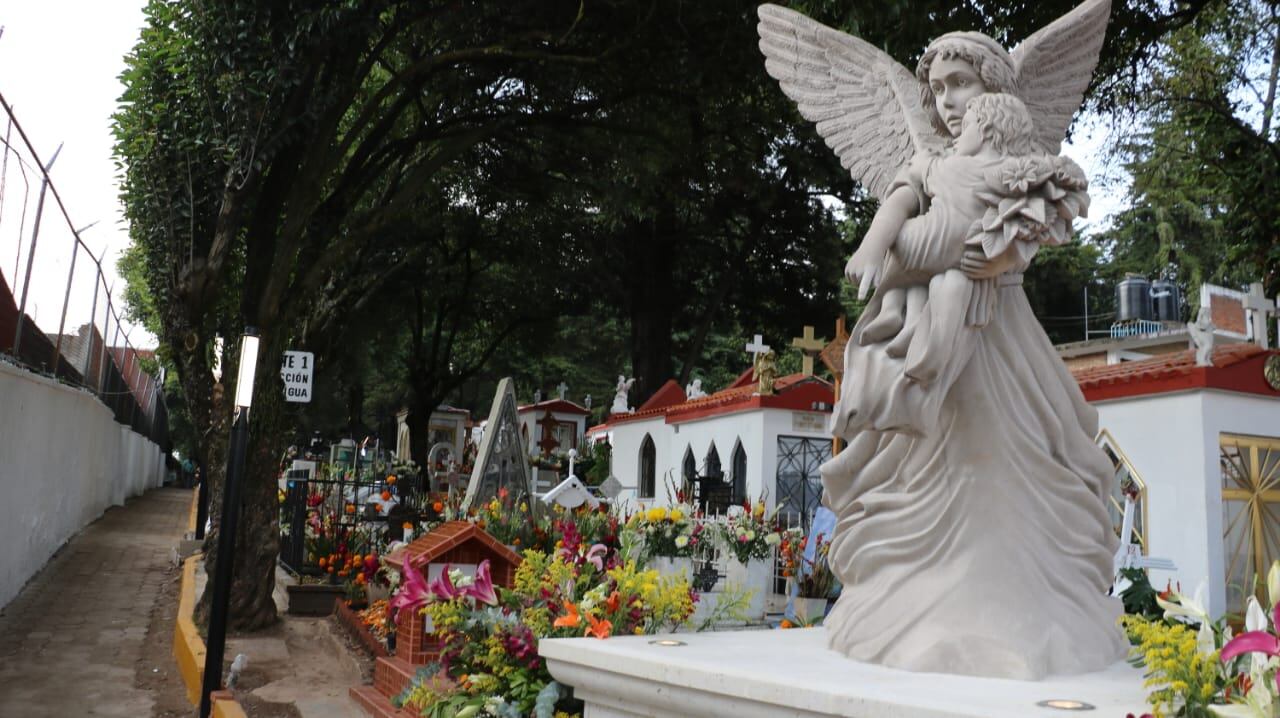 La seguridad de los dolientes que visitaron el cementerio fue lo primordial, al limpiar y rehabilitar los andadores de El Calvario.