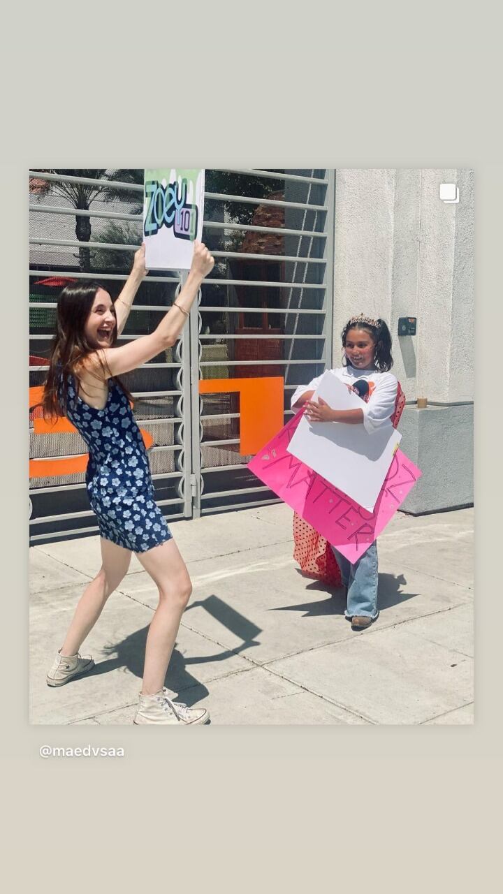 Alexa Nikolas estrella de Zoey 101 protesta frente a Nickelodeon