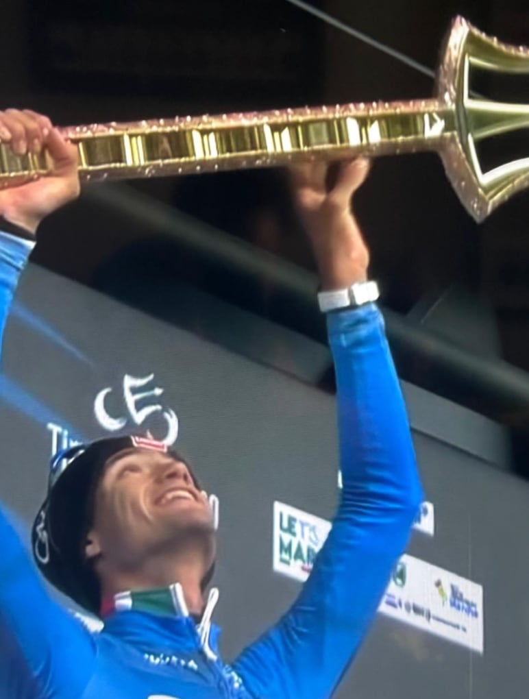 Isaac del Toro con el Tridente que lo destaca como el Rey de los dos mares Tirreno-Adriático