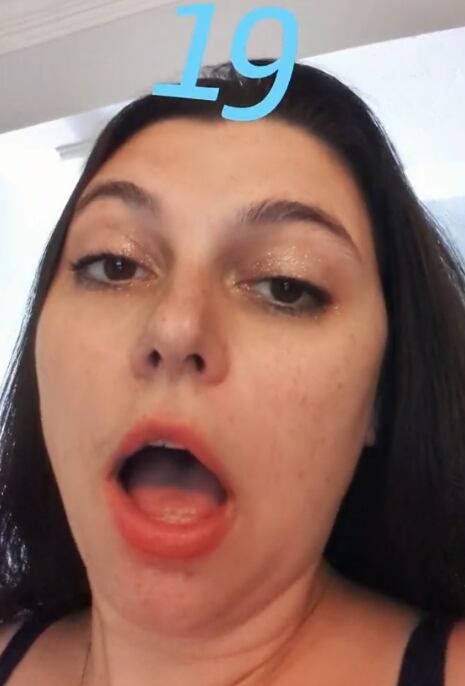 El eructo más fuerte supera el ruido de una motocicleta y lo hace una ...