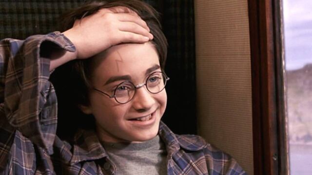 Harry Potter mostrando su famosa cicatriz en 'La Piedra Filosofal'.