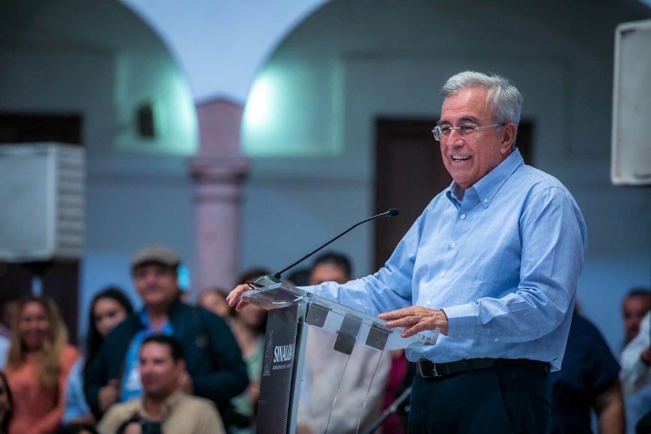 En un evento de la Secretaría de las Mujeres, Rubén Rocha entregó reconocimientos a mujeres pioneras en el servicio público.