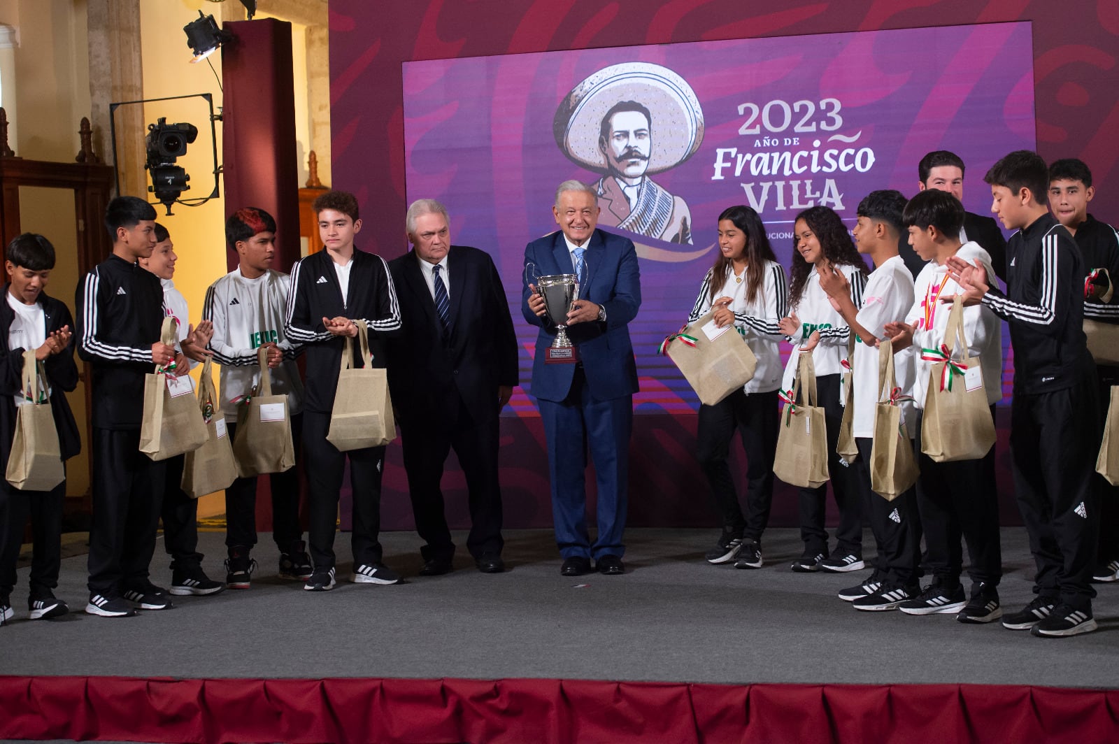 Niños y niñas mexicanas ganan torneo de fútbol del Real Madrid y así lo festejaron con AMLO