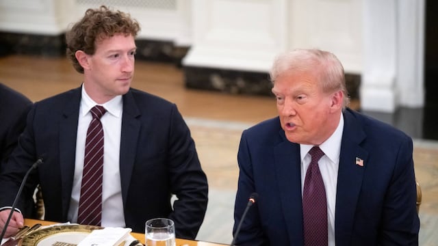Donald Trump con Mark Zuckerberg, Tim Cook, Bill Gates y otros CEO en la Casa Blanca
