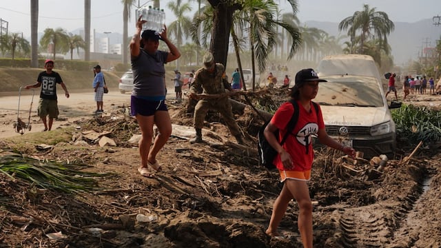 Autos destruidos por el huracán Otis en Acapulco