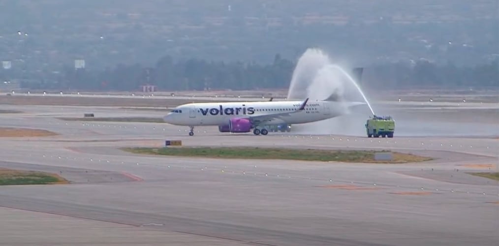 Baño de avión al primer vuelo que aterrizó en el AIFA este lunes 21 de marzo de 2022/captura de video