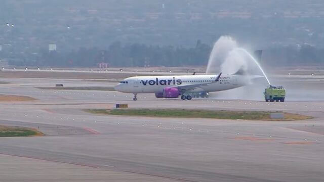 Baño de avión al primer vuelo que aterrizó en el AIFA este lunes 21 de marzo de 2022/captura de video