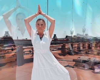 Beatriz Gutiérrez durante eclipse solar