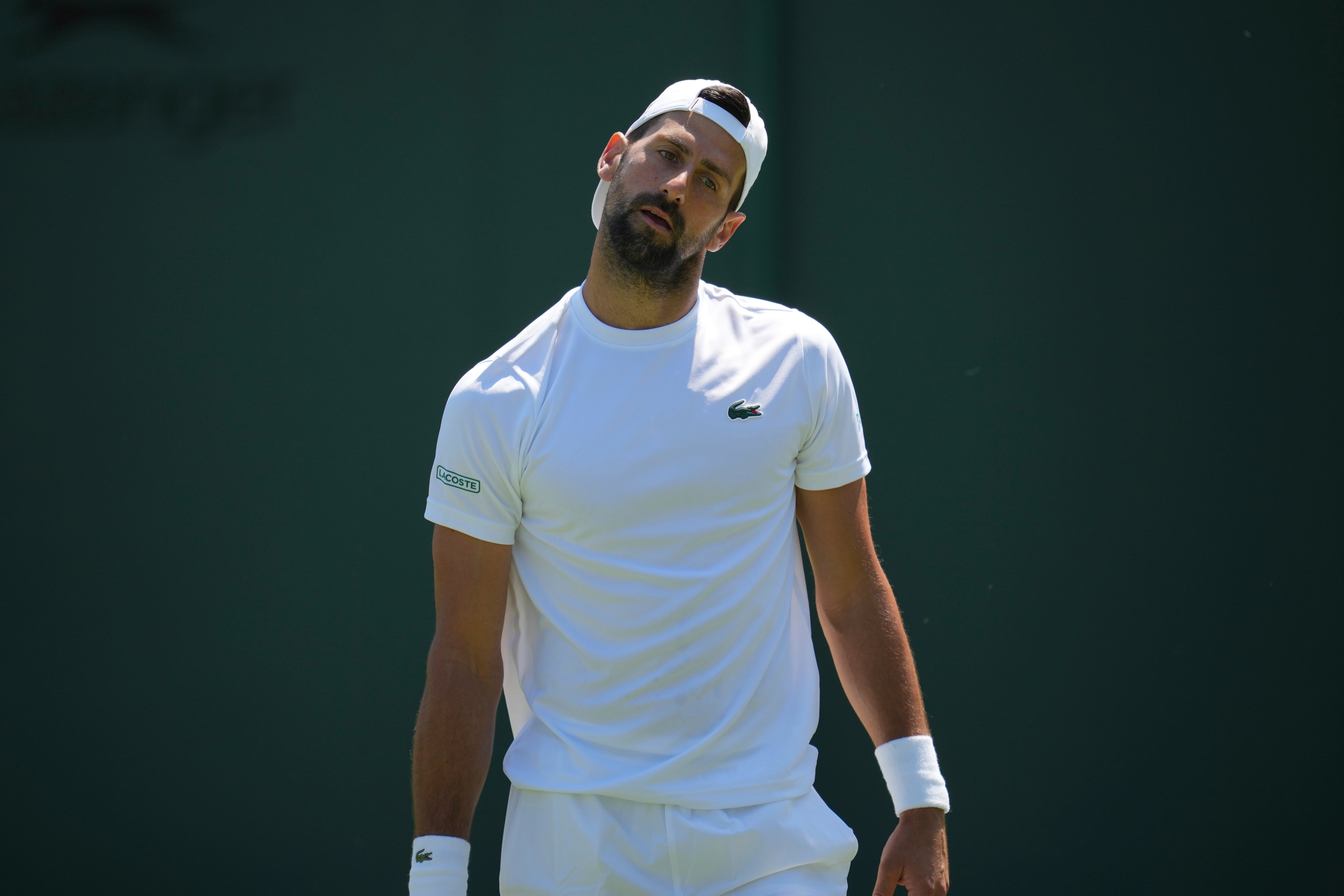 Novak Djokovic en un entrenamiento previo al inicio de Wimbledon 2025.