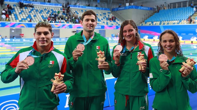 Equipo mixto en natación mexicano