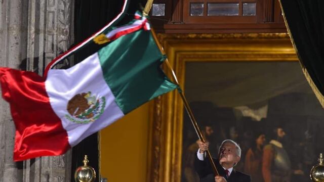 ¡No estás solo! ¡Es un honor estar con Obrador! ¡Sí se pudo! 
, gritaron los asistentes al Zócalo