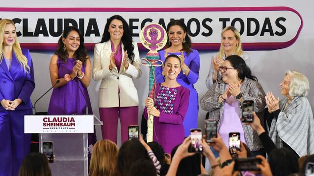 Claudia Sheinbaum recibe bastón de mando de mujeres