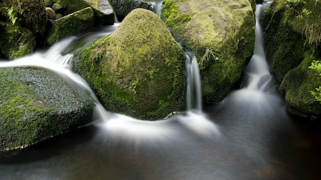 Soñar agua limpia corriendo tiene varios significados