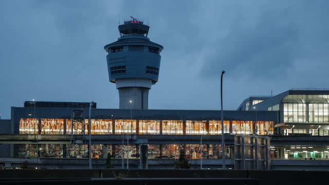 Torre de control del aeropuerto de LaGuardia en Nueva York