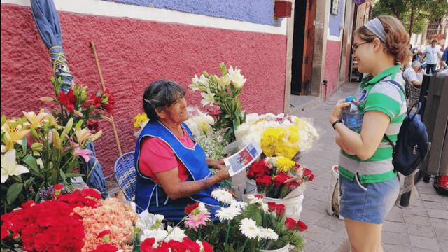 Vendedora de flores en Guanajuato.