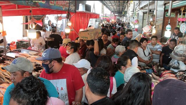 Habitantes de la CDMX abarrotan Mercado La Nueva Viga