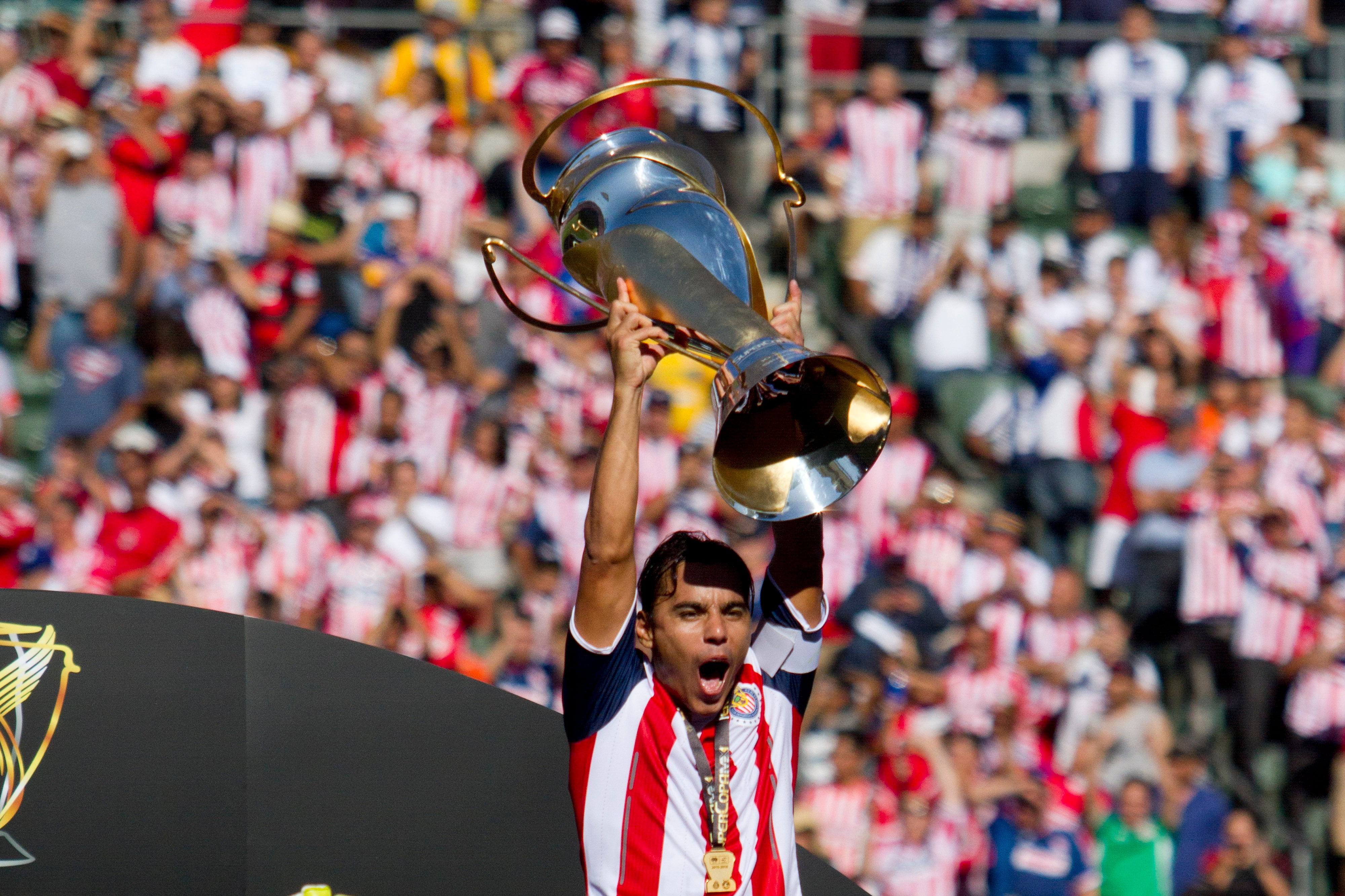 Omar Bravo levantando la Supercopa MX con Chivas