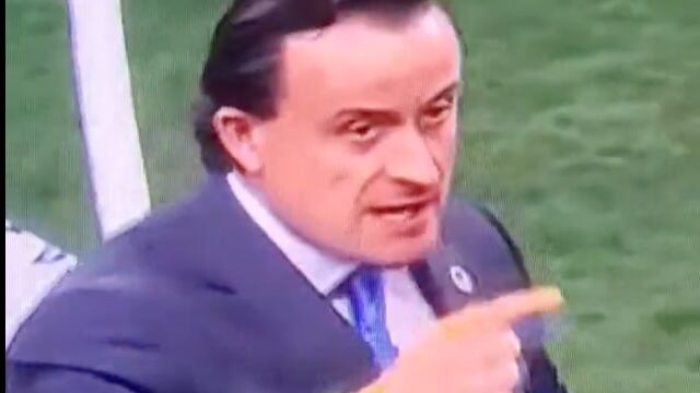 Mikel Arriola enojado