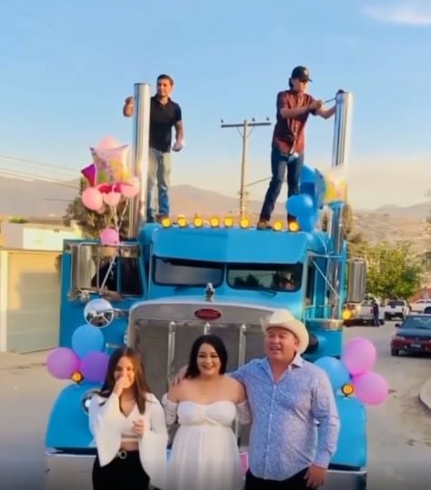 Revelan el sexo de su bebé con humo de tráiler