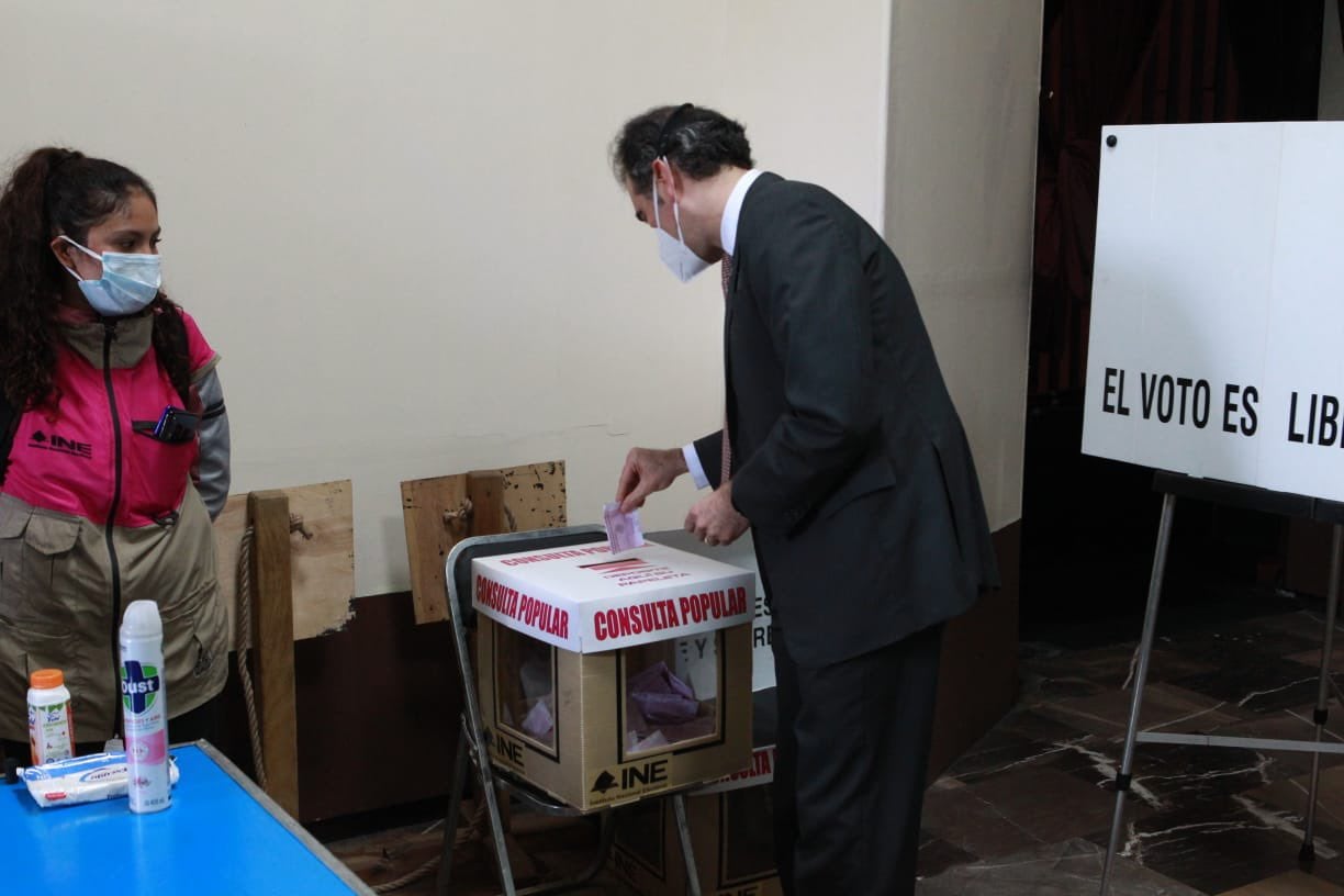 Lorenzo Córdova vota en la consulta popular