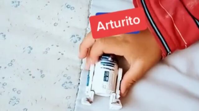 Niño presenta a personajes de Star Wars
