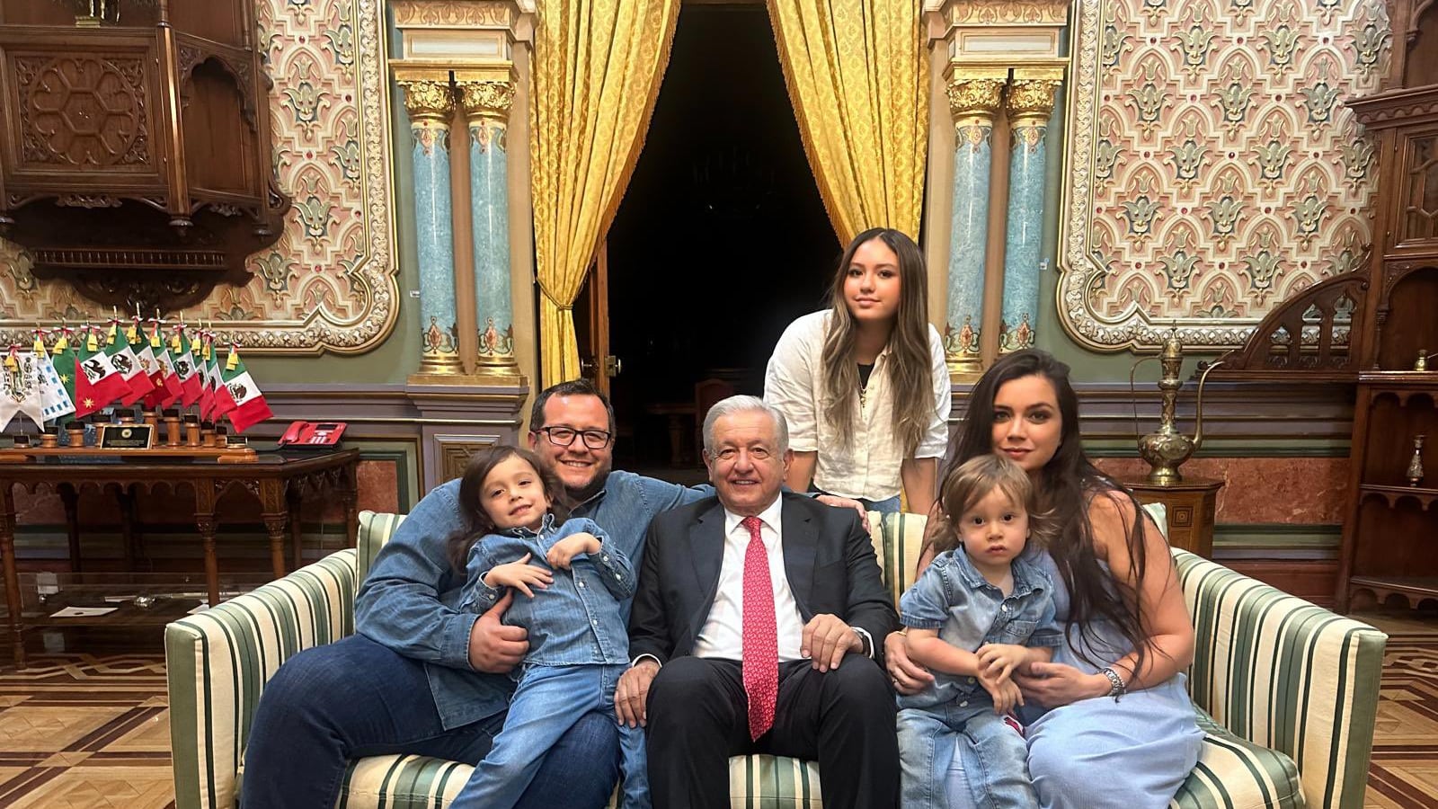José Ramón López Beltrán presenta a su hijo Noah Asher, nuevo nieto de AMLO
