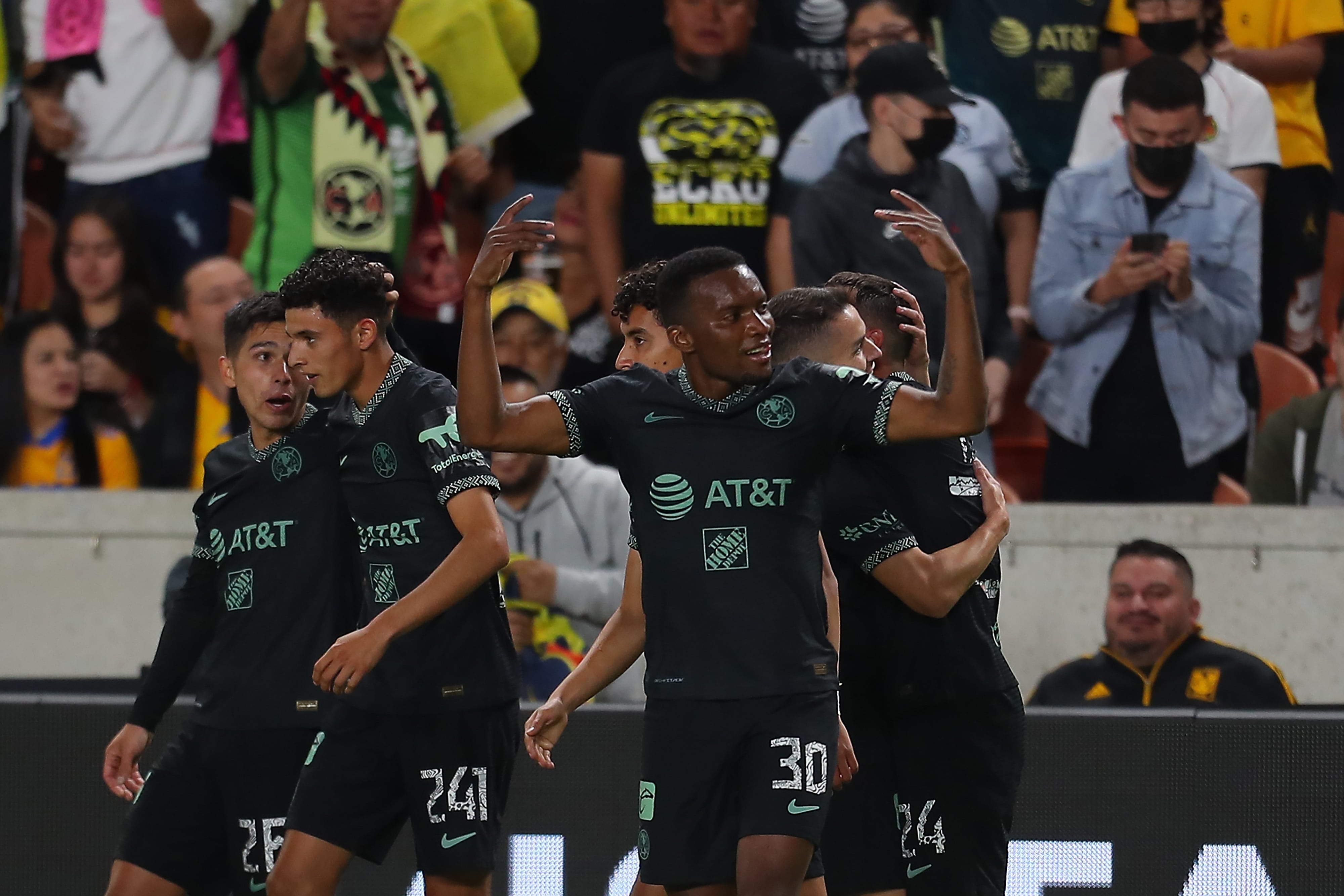 Juan Otero celebra gol con Club América