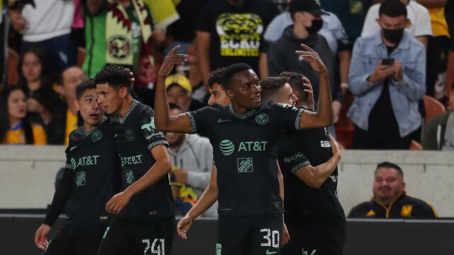 Juan Otero celebra gol con Club América