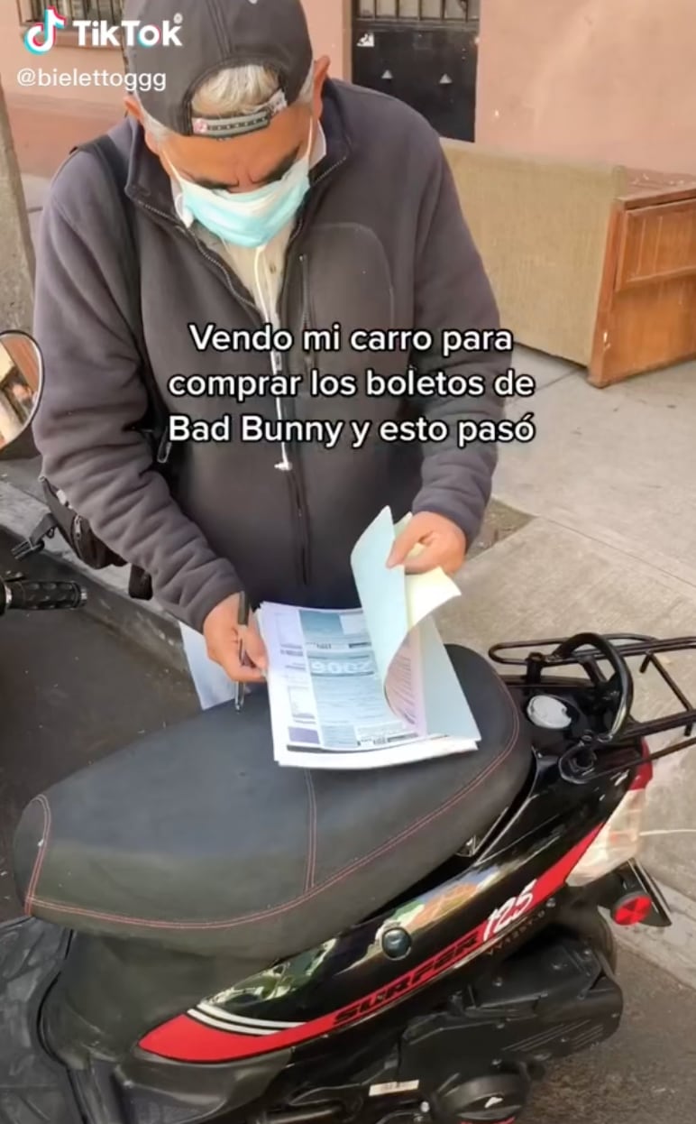 Entrega los papales de su carro