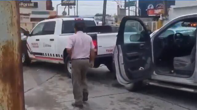 Militante del PAN agrede a policías con cuchillo